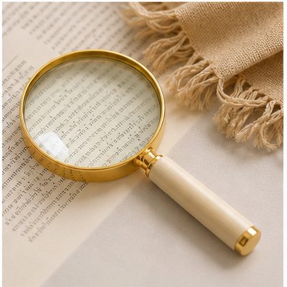 แว่นขยายวางบนหนังสือบทสวดสำหรับผู้สูงอายุ